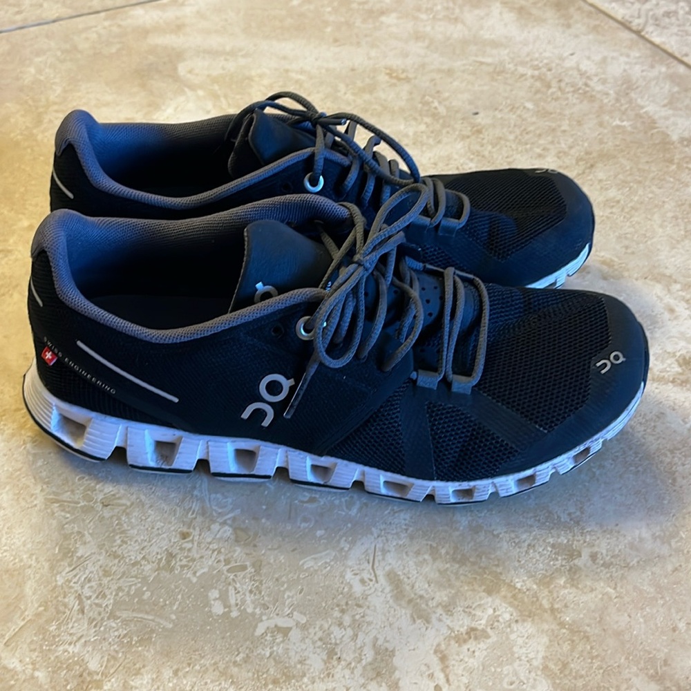 On Clouds women’s size 8 in excellent condition